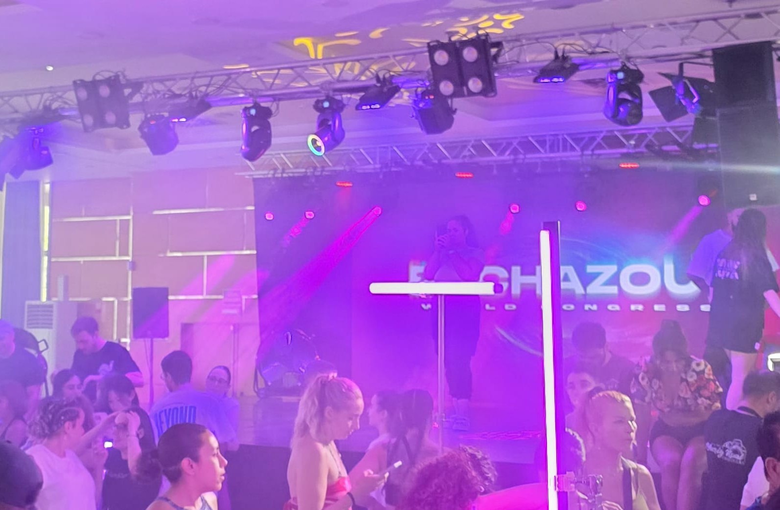 Montaje de estructuras truss, iluminación robótica y escenario para el Bachazouk World Congress.