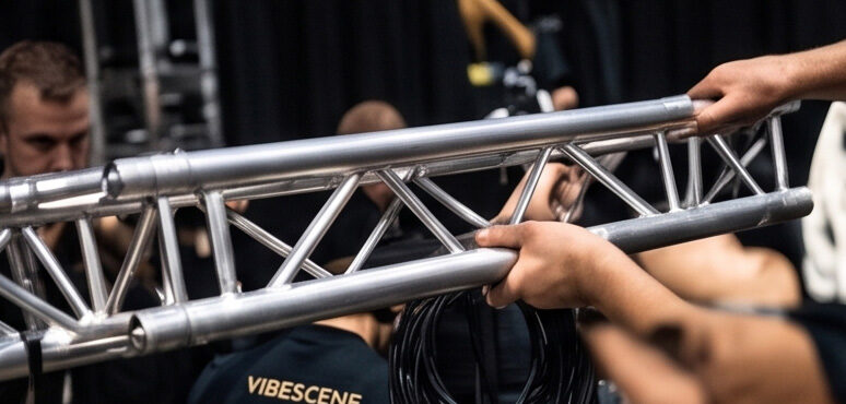 Montaje técnico de estructuras truss de aluminio para escenarios y eventos por el equipo de Vibescene.