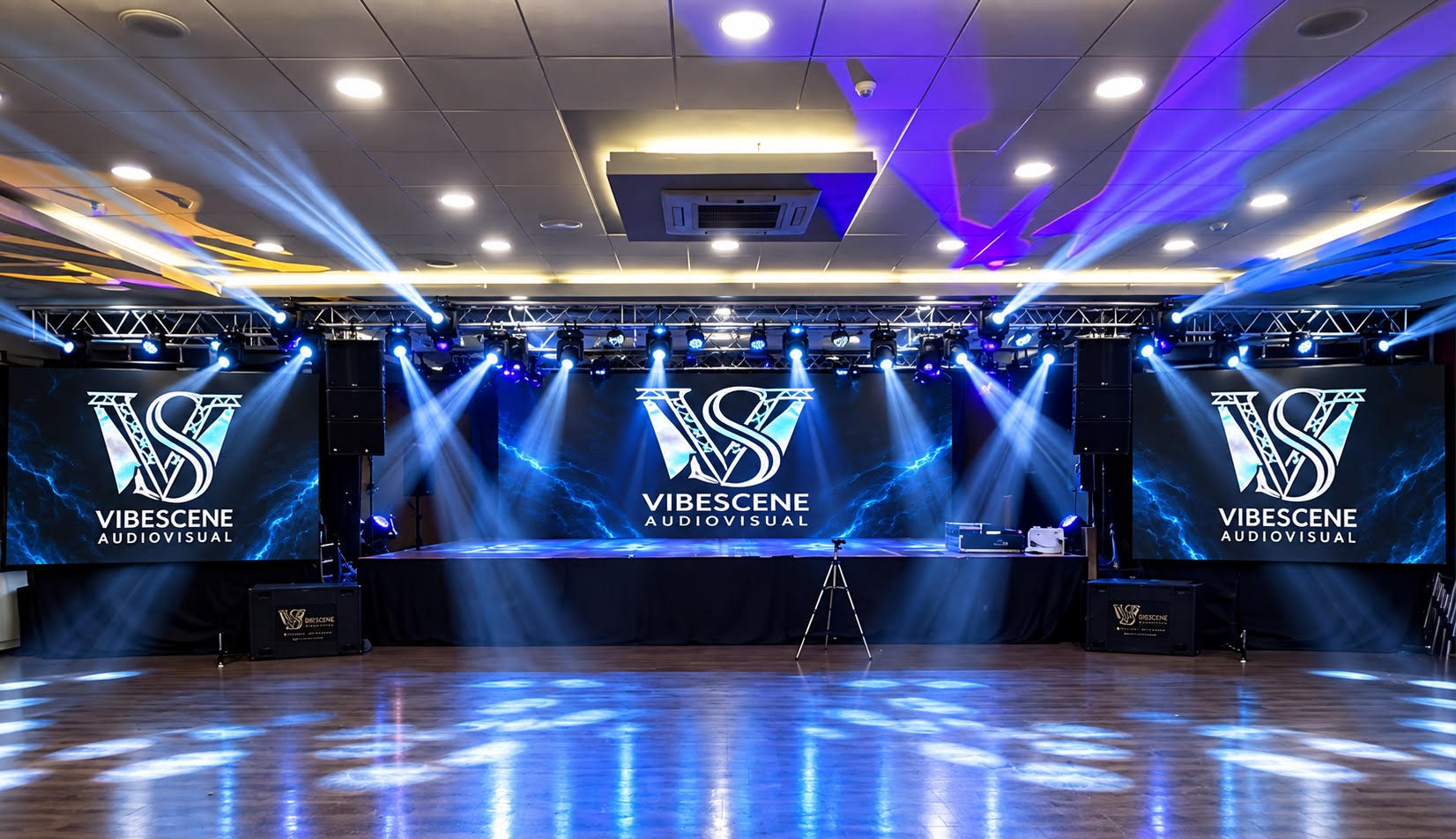Escenarios con pantallas de gran formato e iluminación espectacular instalados por Vibescene.