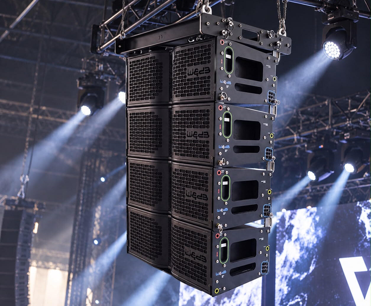 Montaje de sistema de altavoces line array de alta gama para sonorización de conciertos y eventos.